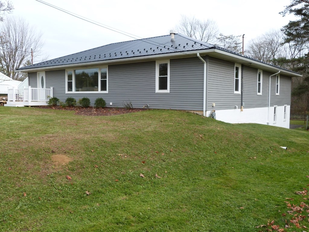 1463 Pittsburgh Road Franklin, PA 16323 - Photo 2 of 32 a house that has garden in front of it