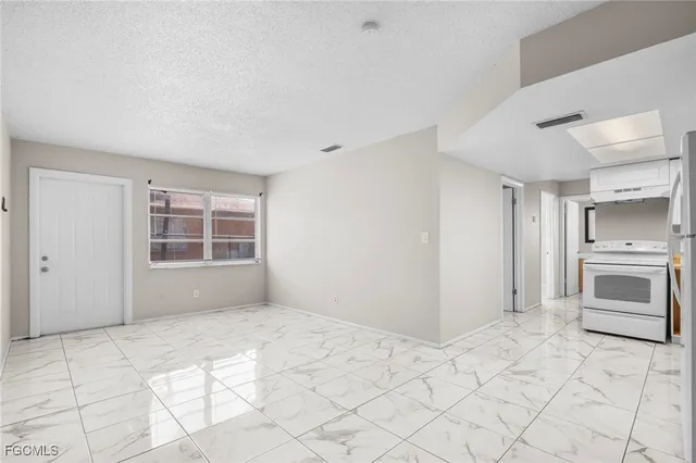 $1,050 | 3660 Seminole Avenue, Fort Myers, FL 33916