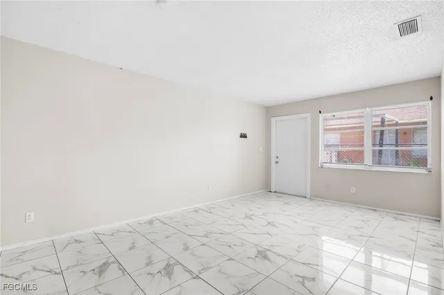 $1,050 | 3660 Seminole Avenue, Fort Myers, FL 33916