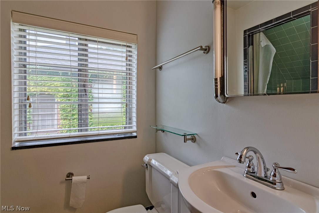 2327 Ashurst Road Cleveland, OH 44118 - Photo 24 of 31