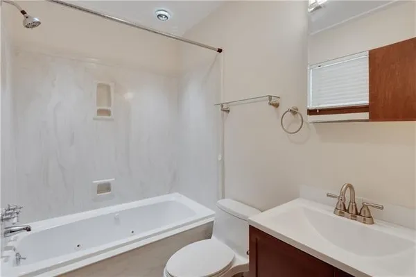 $2,100 | 242 Deval Street, Mandeville, LA 70471