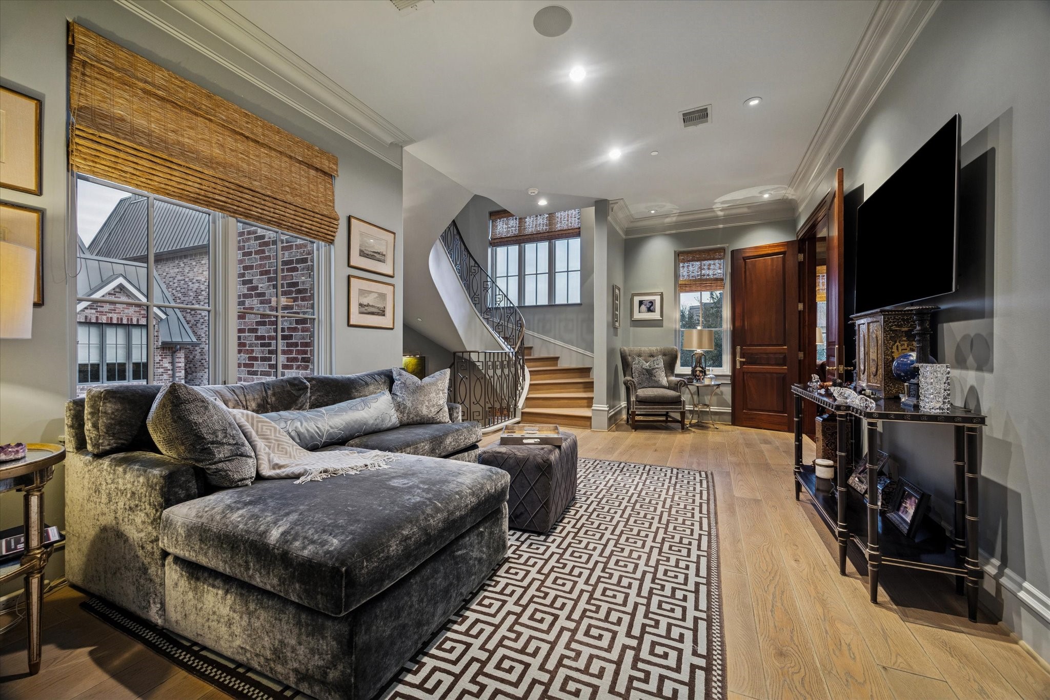 1225 Place Royale Way Houston, TX 77056 - Photo 27 of 45 a living room with furniture a flat screen tv and a floor to ceiling window