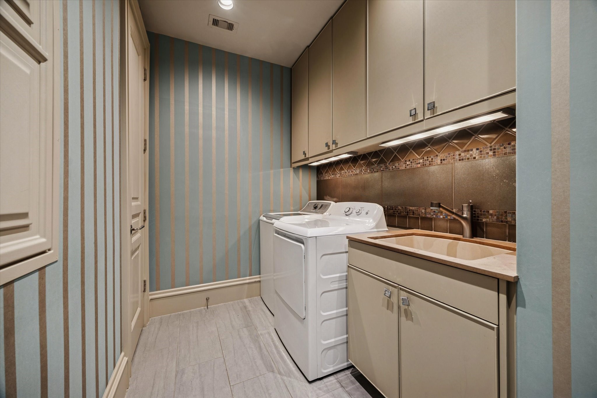 1225 Place Royale Way Houston, TX 77056 - Photo 33 of 45 a utility room with dryer and washer