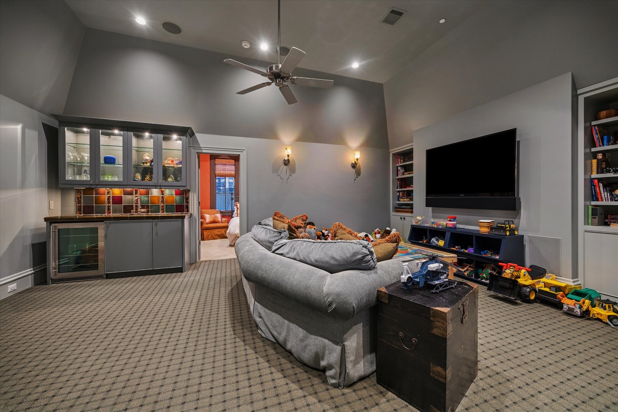 1225 Place Royale Way Houston, TX 77056 - Photo 34 of 45 a living room with furniture and a flat screen tv