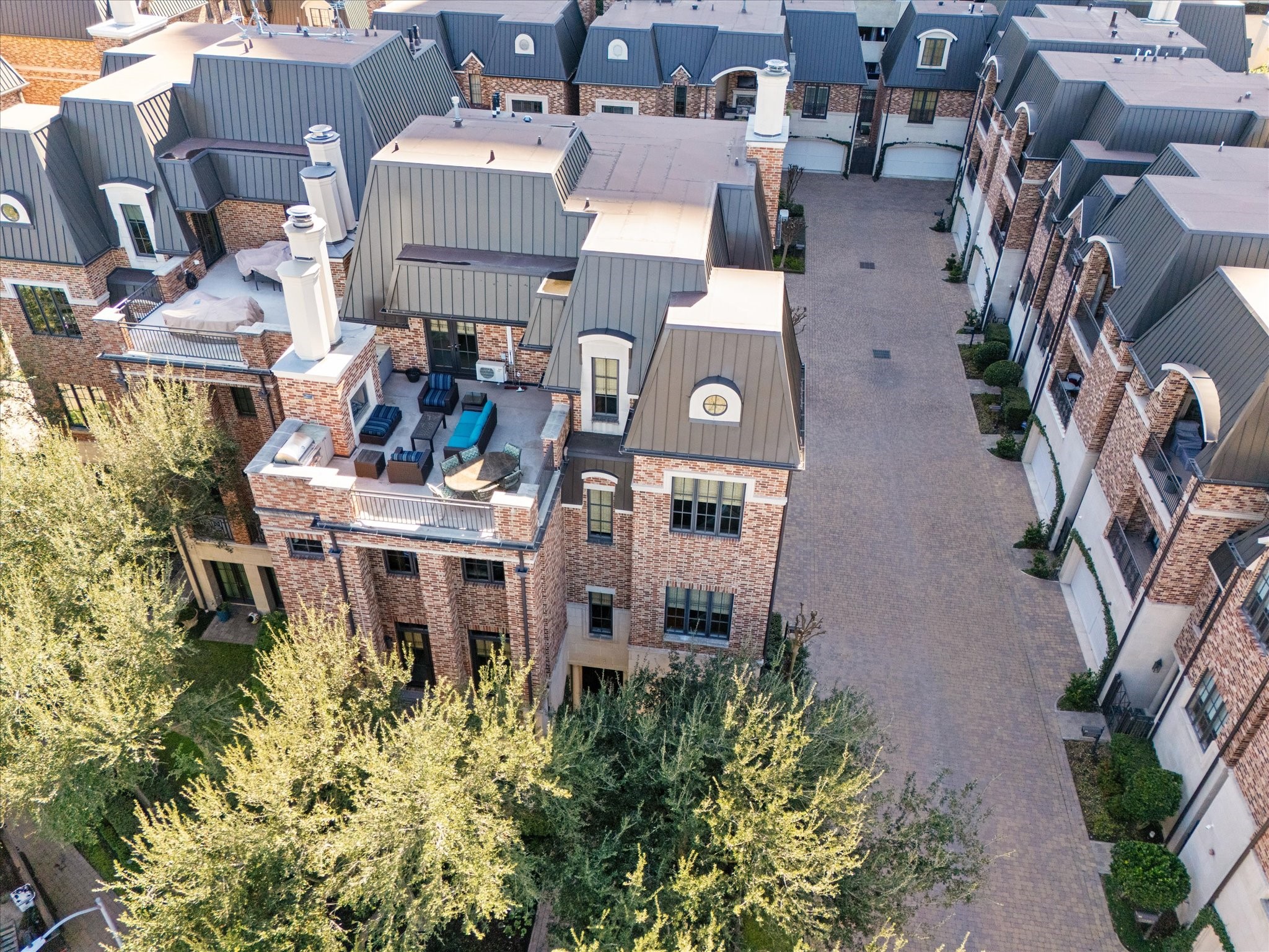 1225 Place Royale Way Houston, TX 77056 - Photo 44 of 45 an aerial view of residential houses with outdoor space and seating area