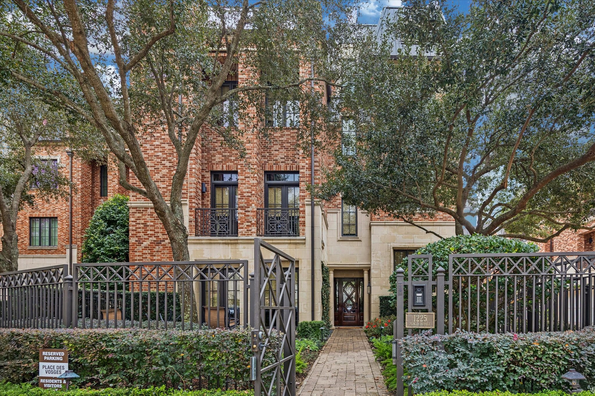 1225 Place Royale Way Houston, TX 77056 - Photo 45 of 45 a front view of a house with a garden