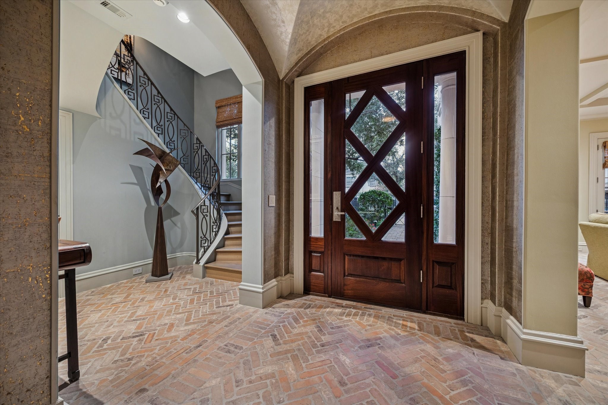 1225 Place Royale Way Houston, TX 77056 - Photo 5 of 45 a view of an entryway