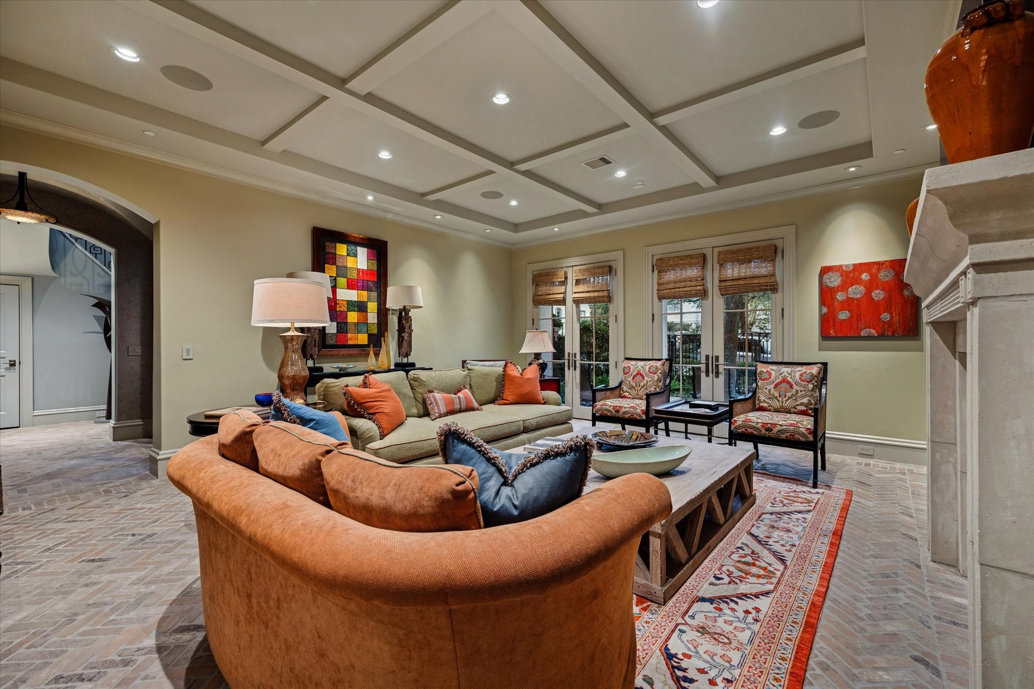 1225 Place Royale Way Houston, TX 77056 - Photo 8 of 45 a living room with furniture kitchen and a flat screen tv