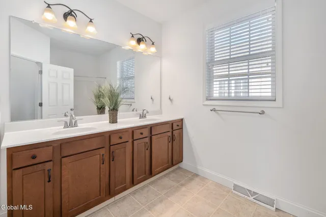 $600,000 | 23 Beacon Drive, Colonie, NY 12189