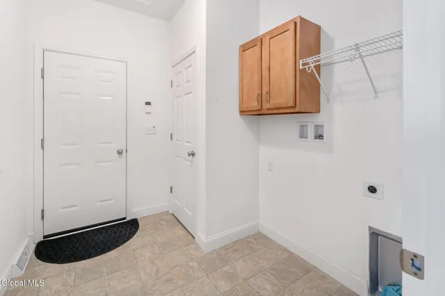 $600,000 | 23 Beacon Drive, Colonie, NY 12189