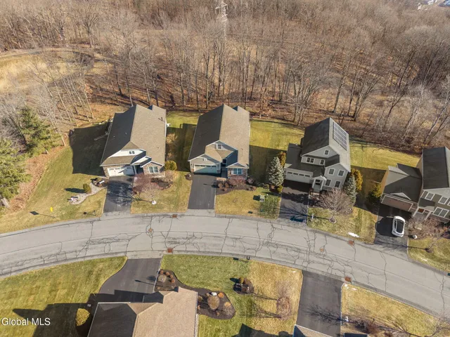 $600,000 | 23 Beacon Drive, Colonie, NY 12189