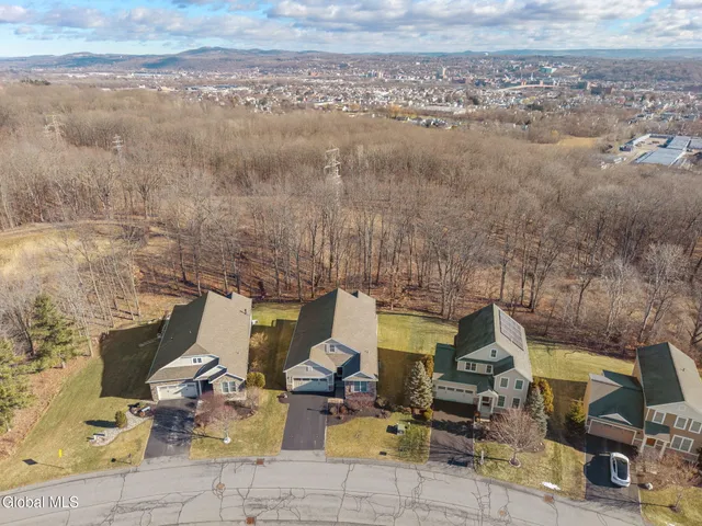 $600,000 | 23 Beacon Drive, Colonie, NY 12189