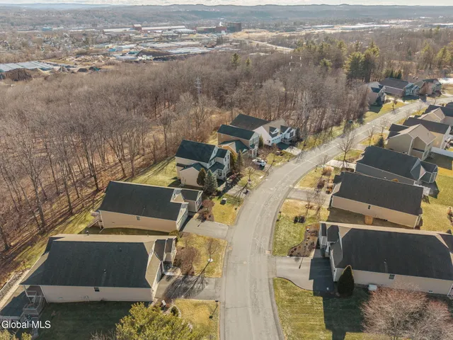 $600,000 | 23 Beacon Drive, Colonie, NY 12189