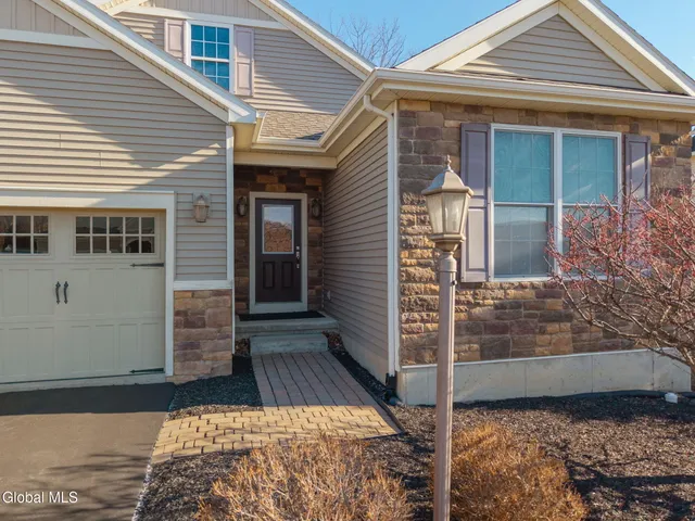 $600,000 | 23 Beacon Drive, Colonie, NY 12189