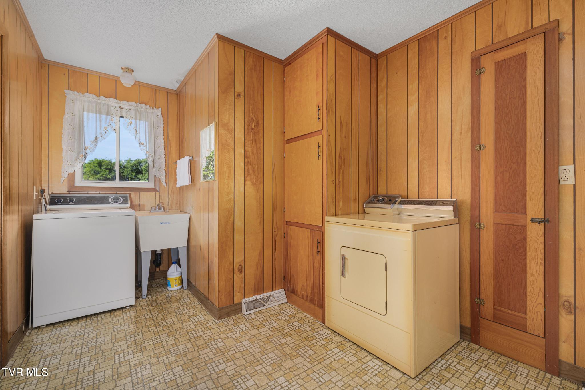 320 Mountain View Street Erwin, TN 37650 - Photo 14 of 44 Laundry