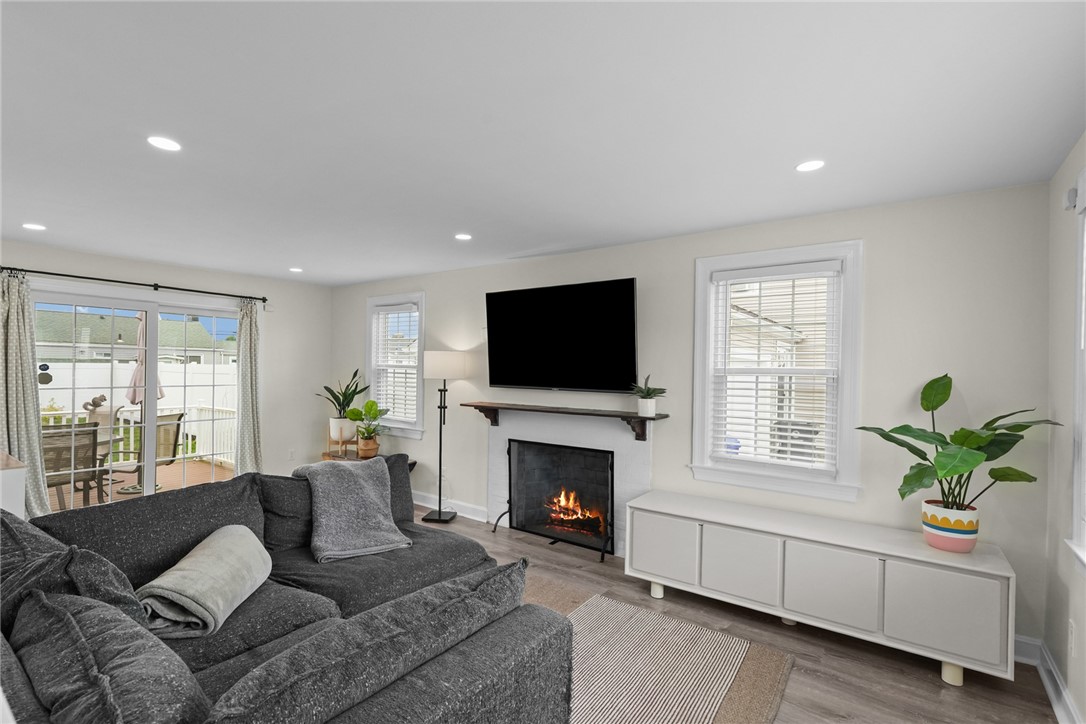 252 Williston Way Pawtucket, RI 02861 - Photo 4 of 27