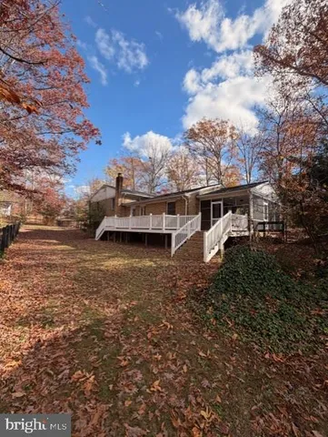 a view of a houses with yard