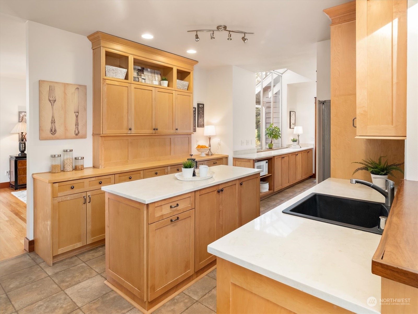 9123 196th Street Southwest Edmonds, WA 98020 - Photo 10 of 38 Gallery Image 10