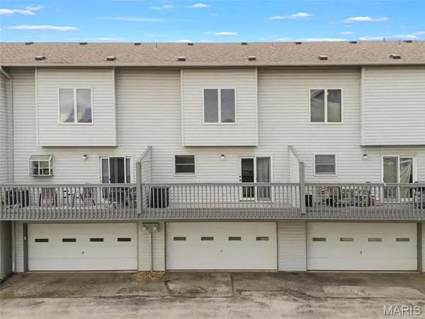 $2,195 | 3405 Sherman Park Drive, Unit 4C, St. Charles, MO 63303