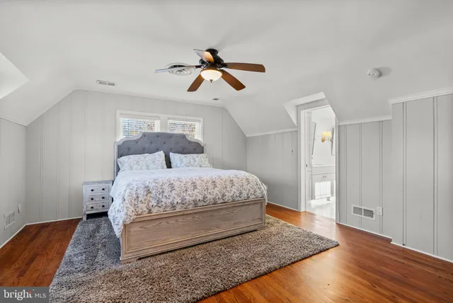 a en suite bathroom with a double vanity sink and a mirror