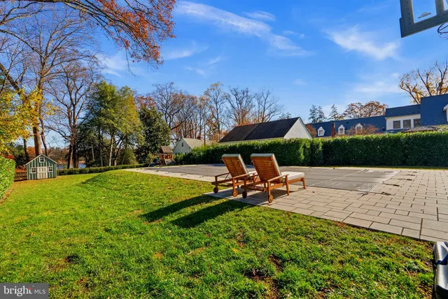 a view of a house with backyard