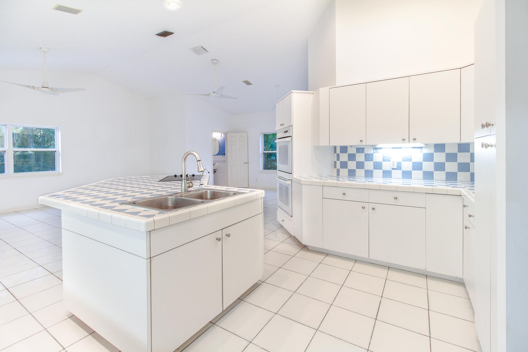 13580 Southeast Ranchland Road Hobe Sound, FL 33455 - Photo 31 of 52 Kitchen