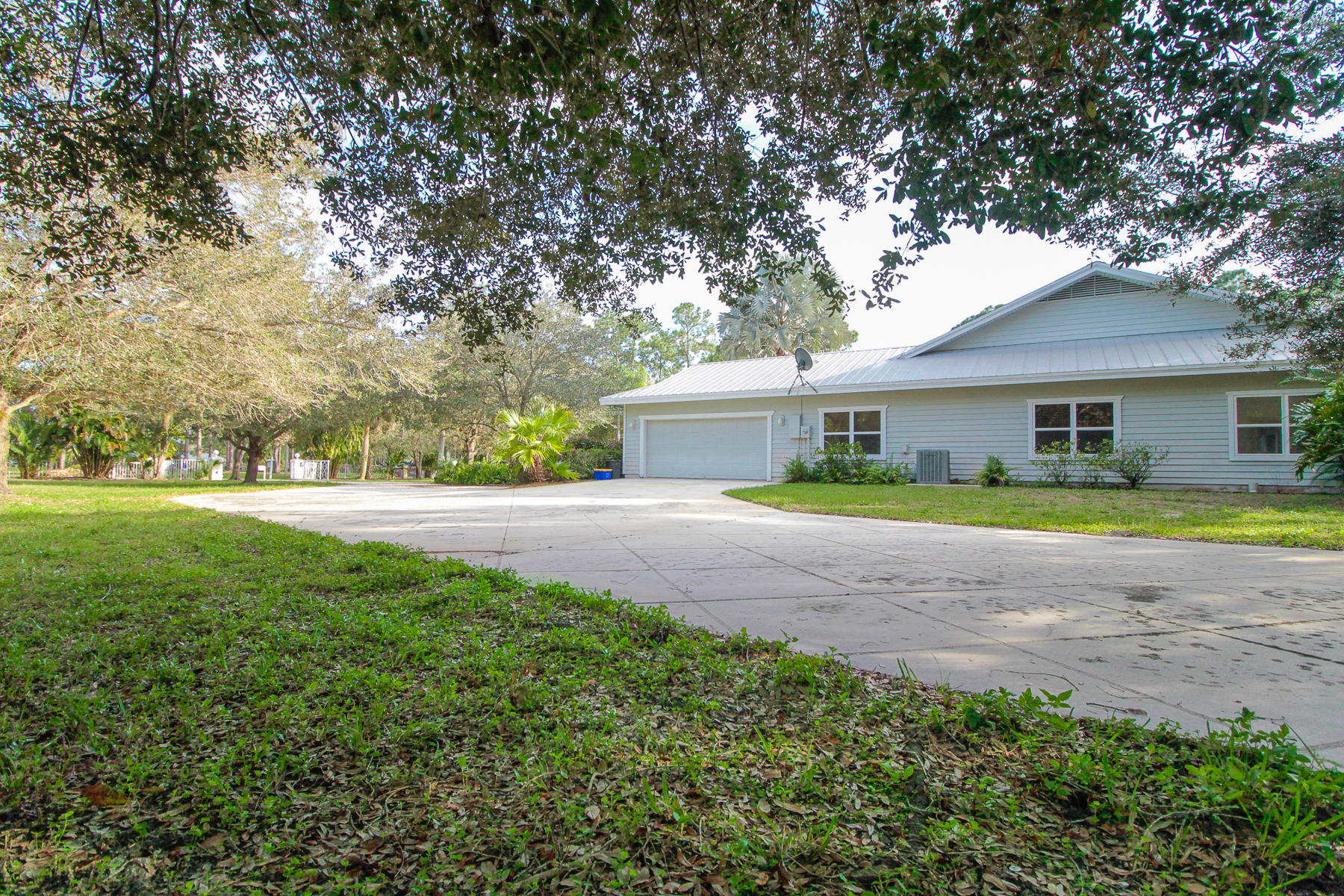 13580 Southeast Ranchland Road Hobe Sound, FL 33455 - Photo 6 of 52 Side View