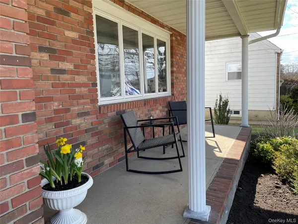 $724,990 | 152 North Fulton Avenue, Lindenhurst, NY 11757