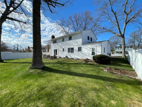 $724,990 | 152 North Fulton Avenue, Lindenhurst, NY 11757