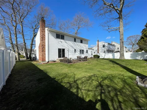 $724,990 | 152 North Fulton Avenue, Lindenhurst, NY 11757