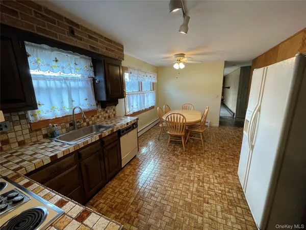 $724,990 | 152 North Fulton Avenue, Lindenhurst, NY 11757