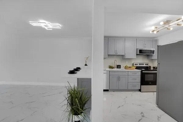 $2,600 | 750 Northeast Spanish River Boulevard, Unit 102, Boca Raton, FL 33431