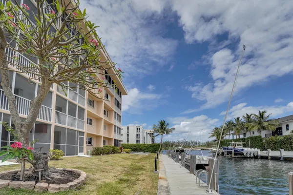 $2,600 | 750 Northeast Spanish River Boulevard, Unit 102, Boca Raton, FL 33431