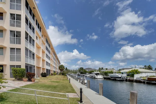 $2,600 | 750 Northeast Spanish River Boulevard, Unit 102, Boca Raton, FL 33431