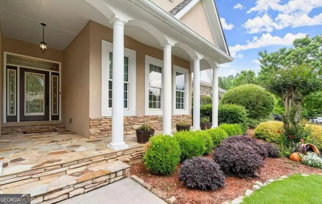 a view of a house with backyard and garden