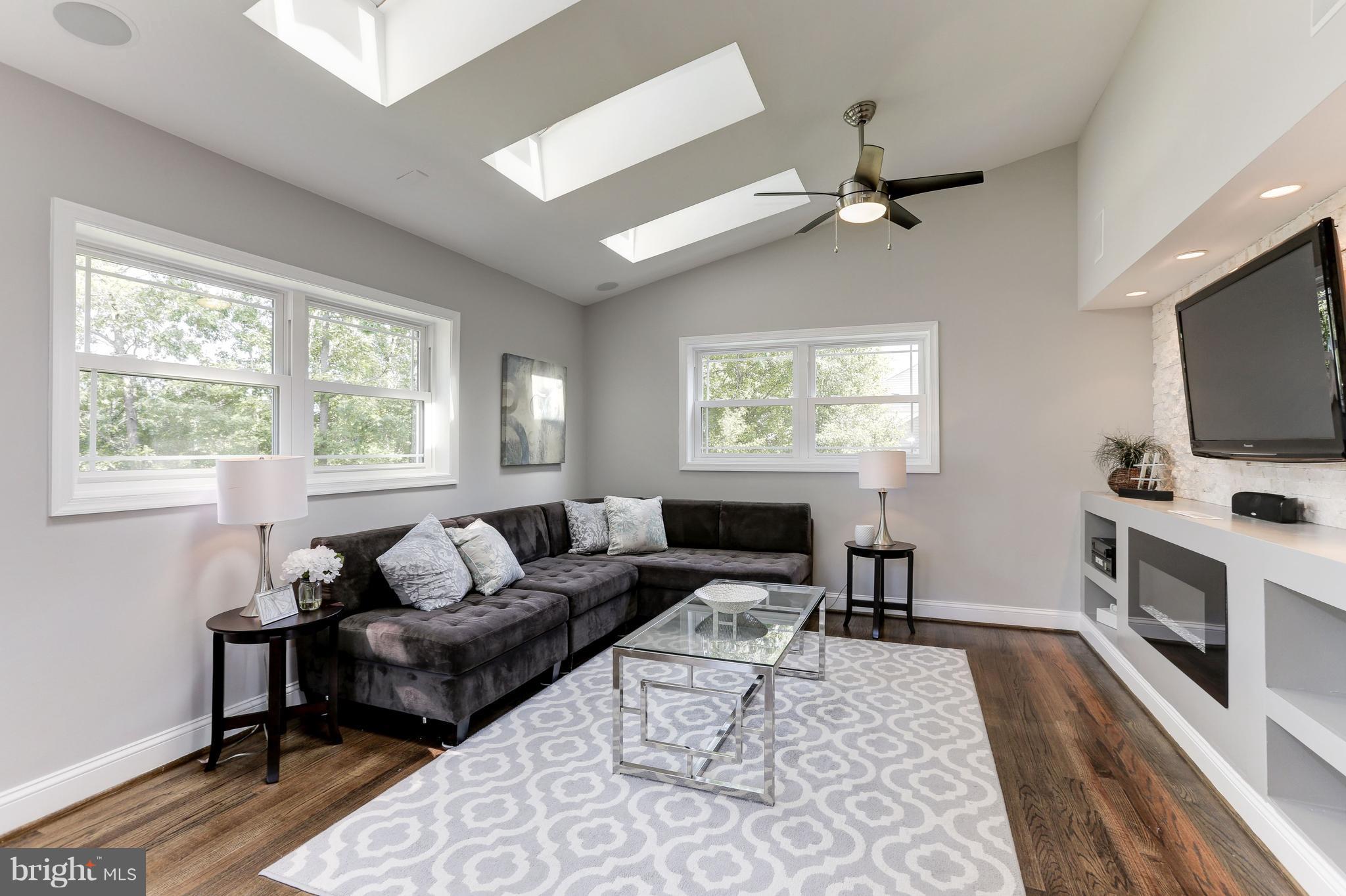 6509 White Post Road Centreville, VA 20121 - Photo 15 of 30 Family Room