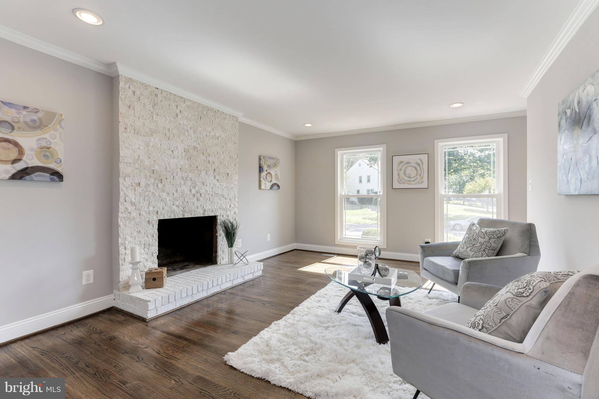 6509 White Post Road Centreville, VA 20121 - Photo 3 of 30 Living Room