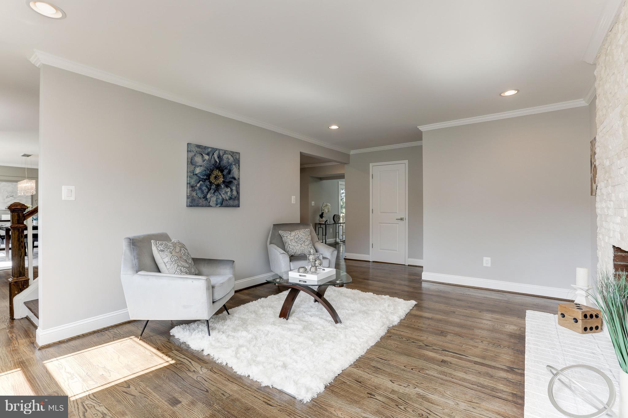 6509 White Post Road Centreville, VA 20121 - Photo 4 of 30 Living Room