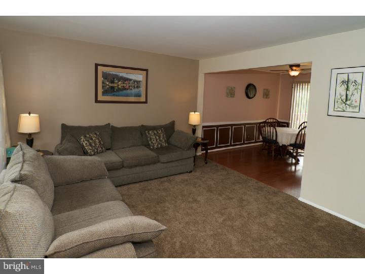 856 Sunnylea Road Lansdale, PA 19446 - Photo 2 of 25 Living Room