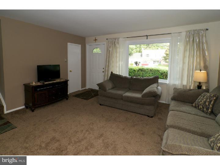 856 Sunnylea Road Lansdale, PA 19446 - Photo 4 of 25 Living Room
