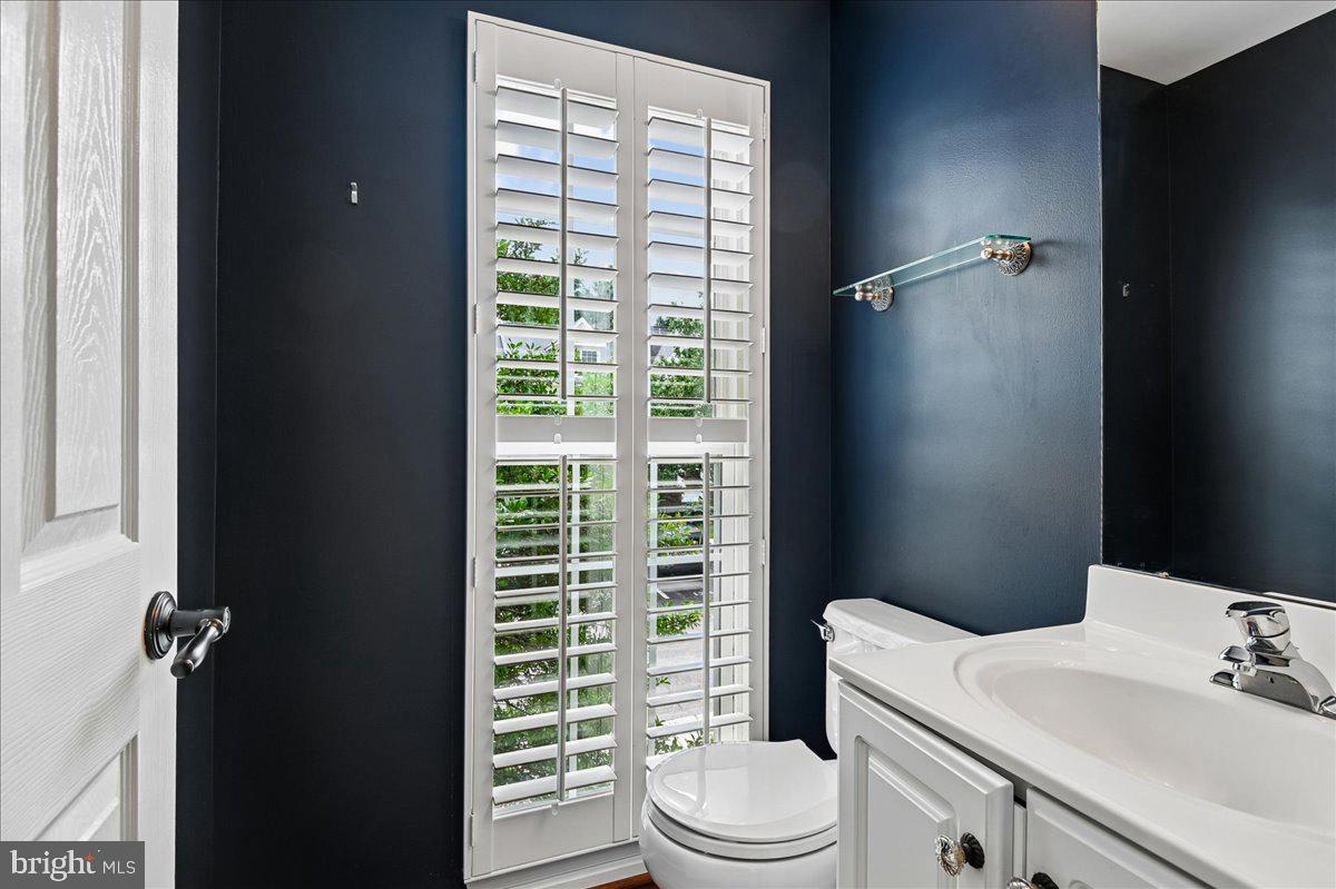 706 Howards Loop Annapolis, MD 21401 - Photo 13 of 40 POWDER ROOM