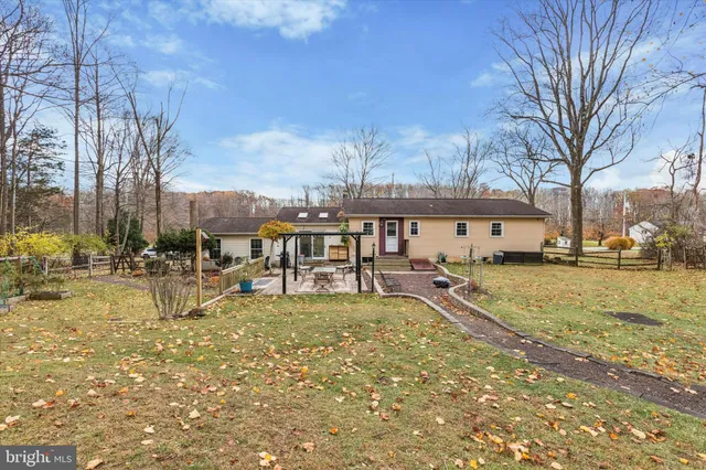 a view of a yard with sitting area