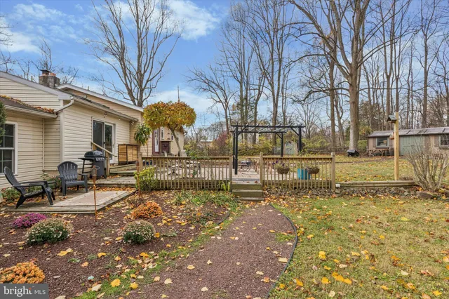 a view of a yard with a house