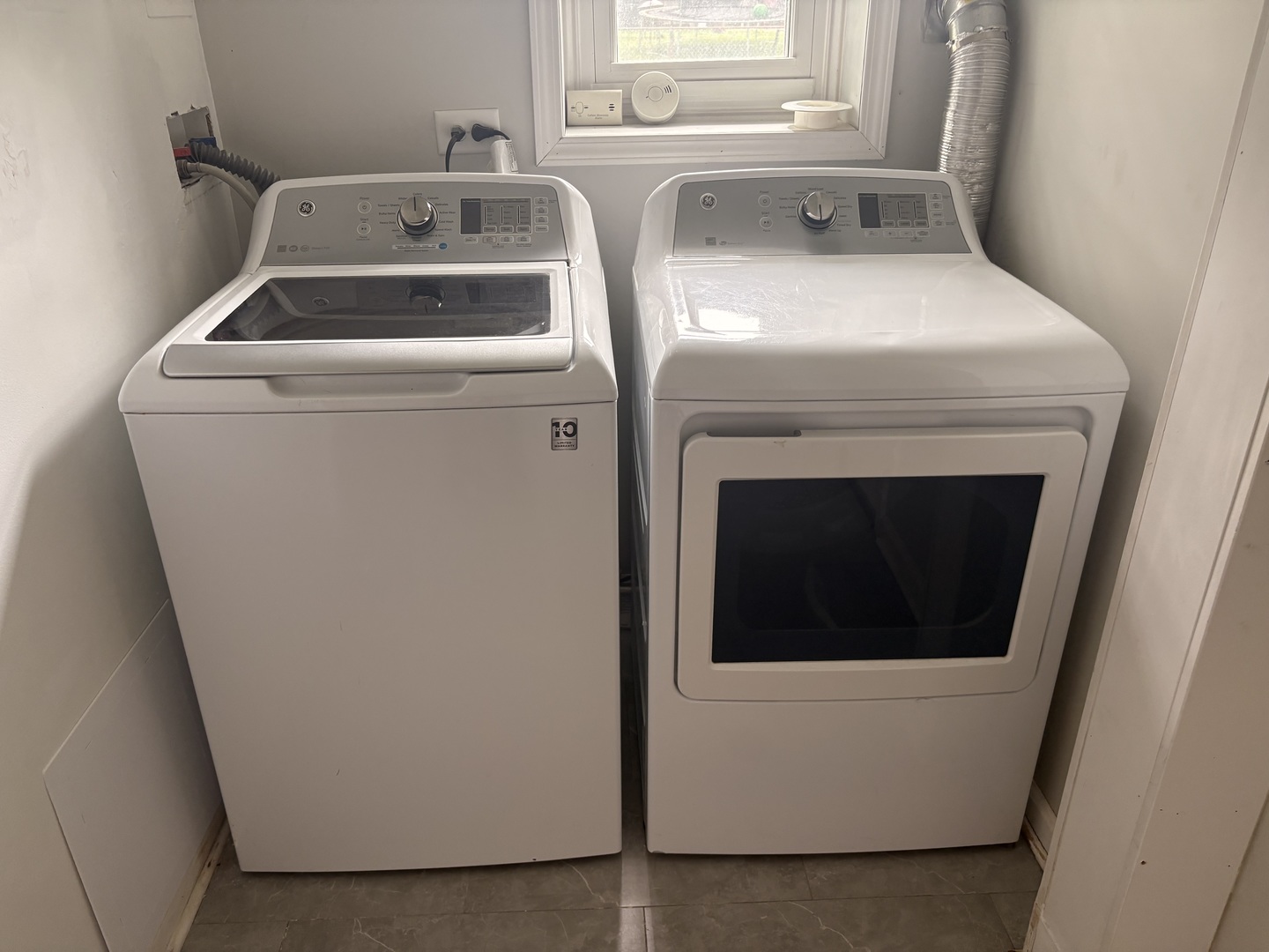 325 Rockhurst Road Bolingbrook, IL 60440 - Photo 6 of 17 a utility room with dryer and washer