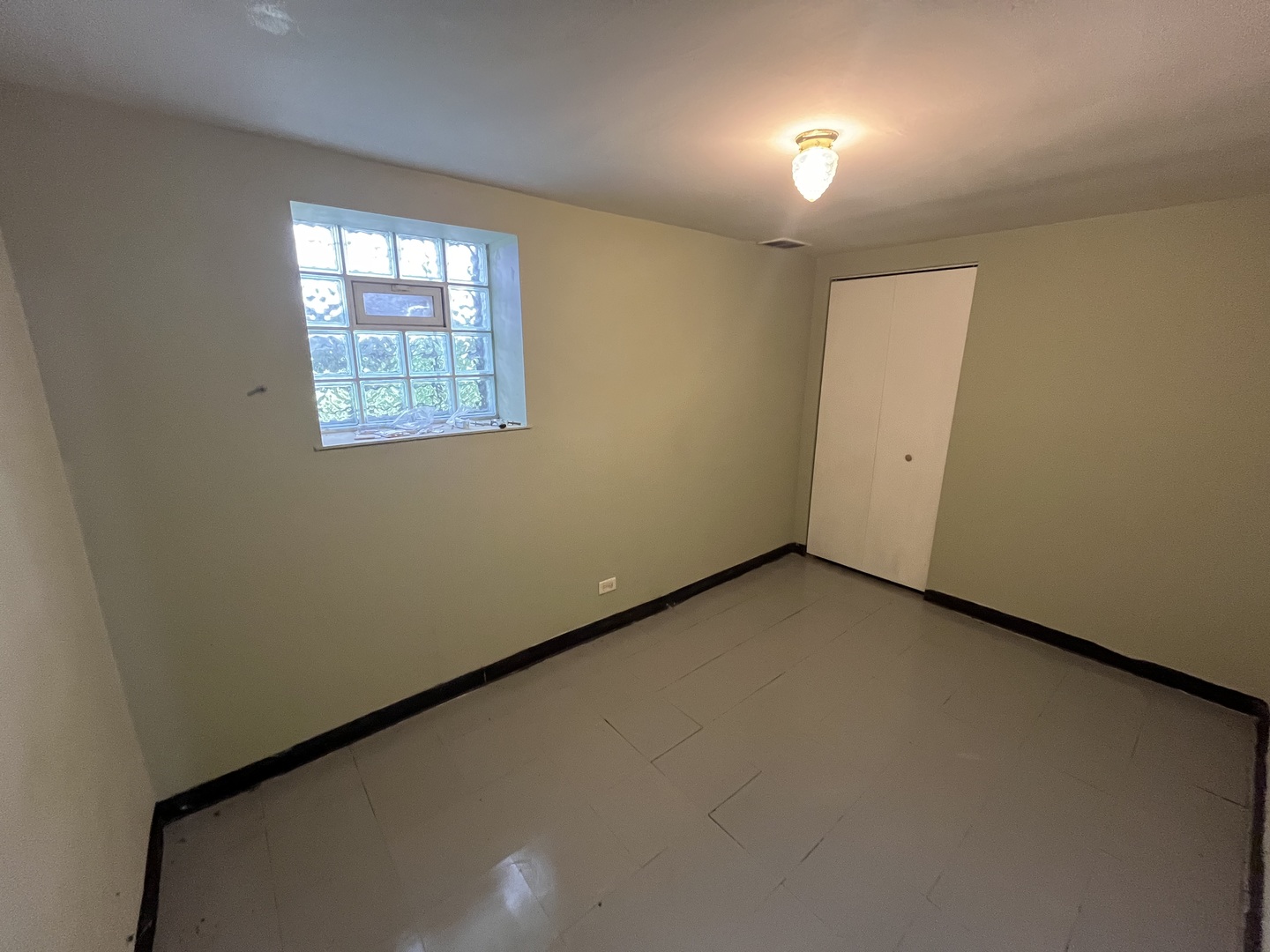 6916 South Lowe Avenue Chicago, IL 60621 - Photo 19 of 22 an empty room with a window