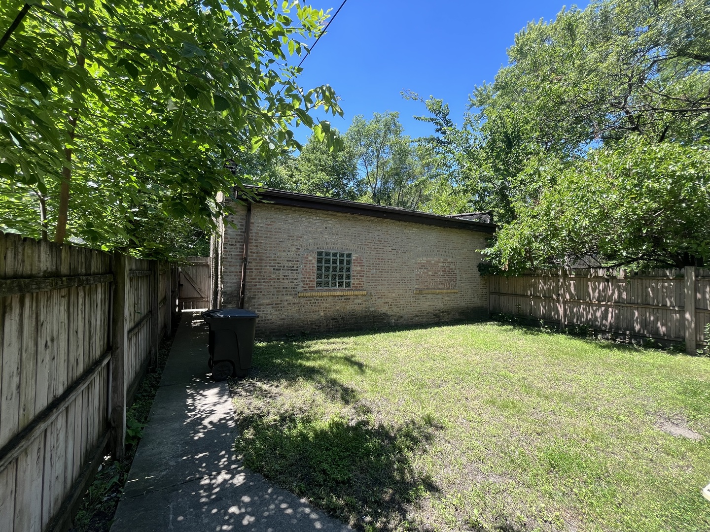 6916 South Lowe Avenue Chicago, IL 60621 - Photo 21 of 22 a backyard of a house with lots of green space