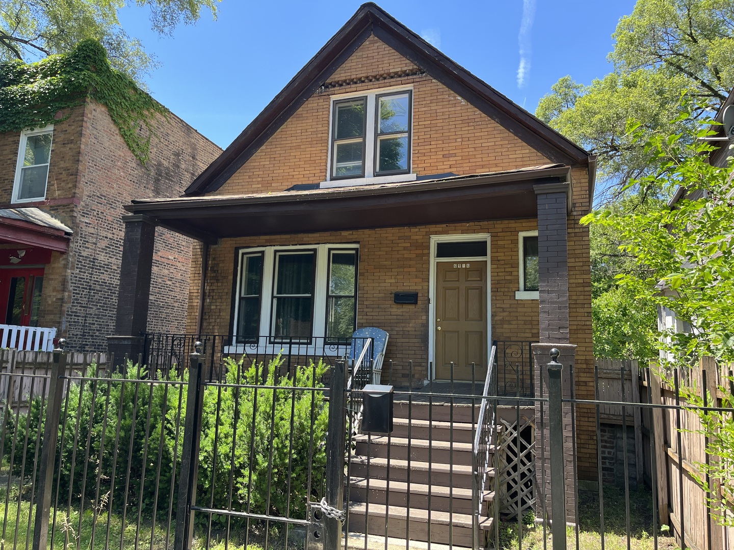 6916 South Lowe Avenue Chicago, IL 60621 - Photo 3 of 22 a front view of a house with garden