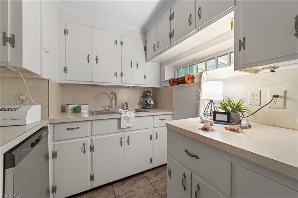3432 Edgefield Road Greensboro, NC 27409 - Photo 7 of 34 Kitchen