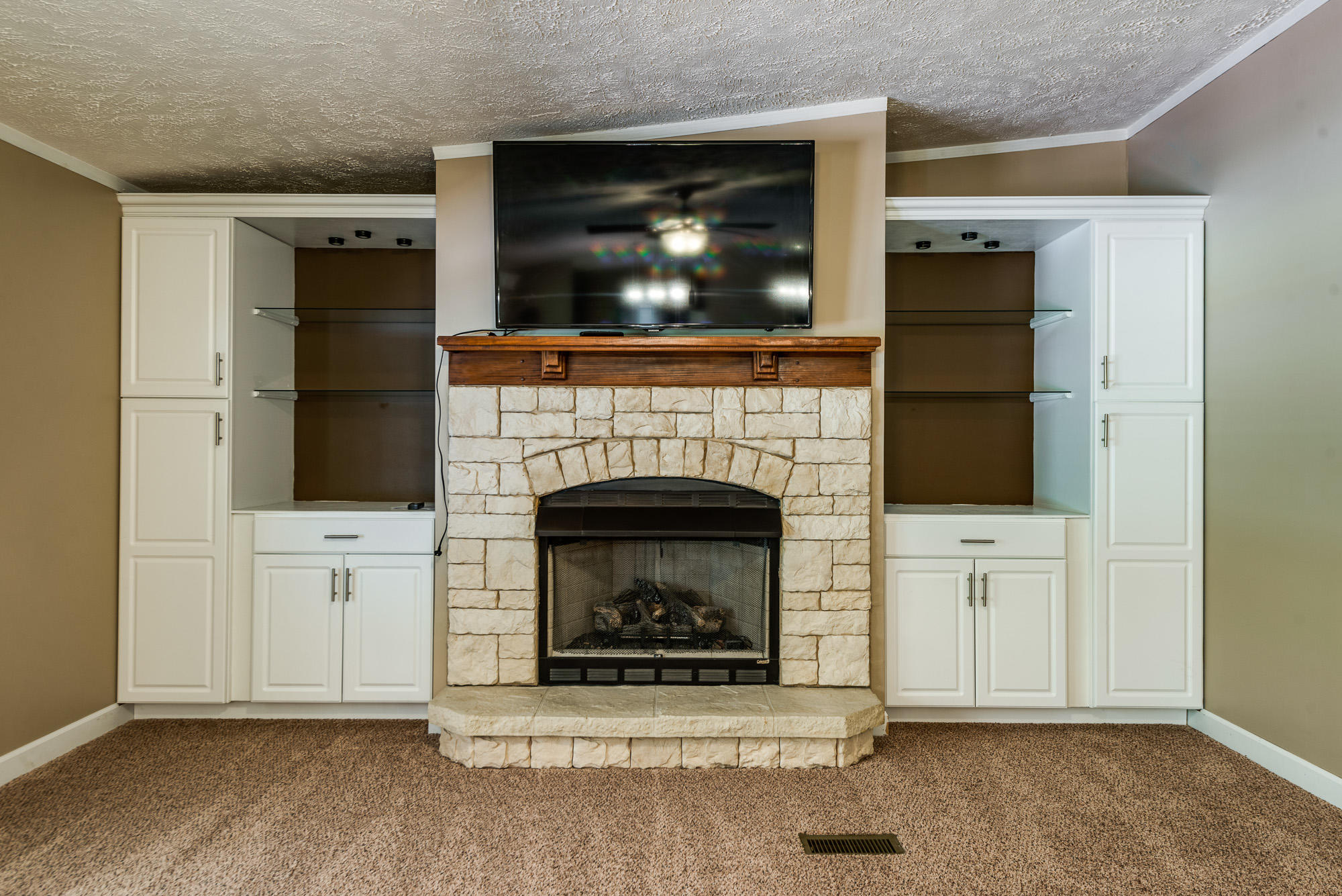 2151 Leffle Webb Road Crossville, TN 38572 - Photo 15 of 39 Family Room-3