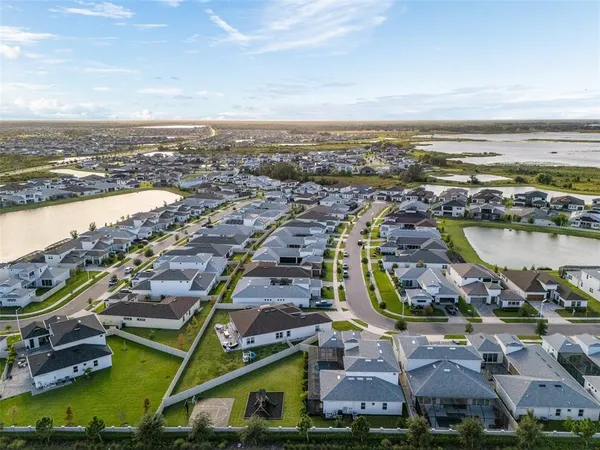 a room with lots of trees and flowers